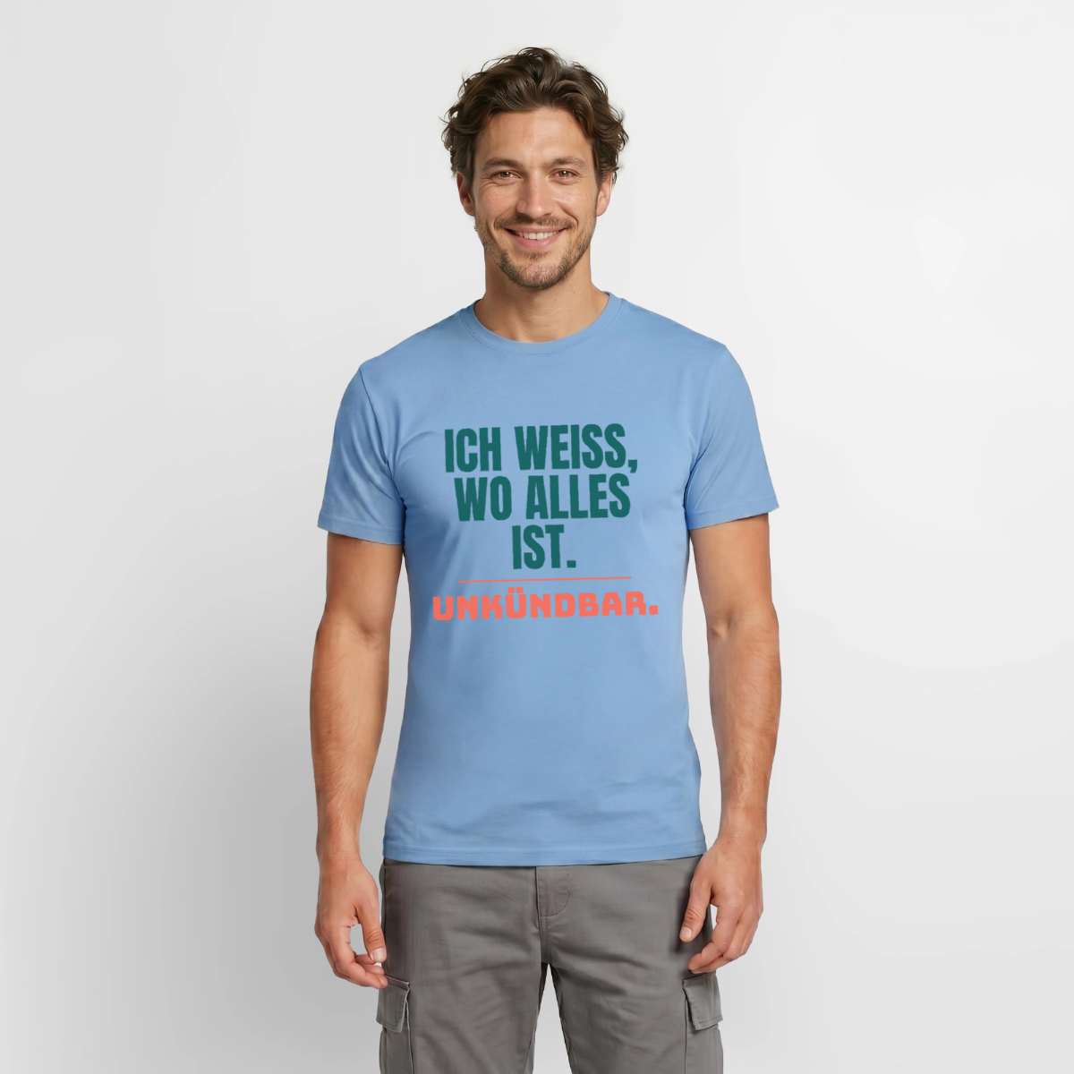 Ich weiß, wo alles ist. Unkündbar. Motiv-T-Shirt für Männer, Farbe Carolina Blue, Model