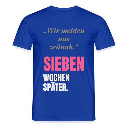 Wir melden uns zeitnah. Sieben Wochen später. Motiv-T-Shirt für Männer, Farbe Dunkelblau
