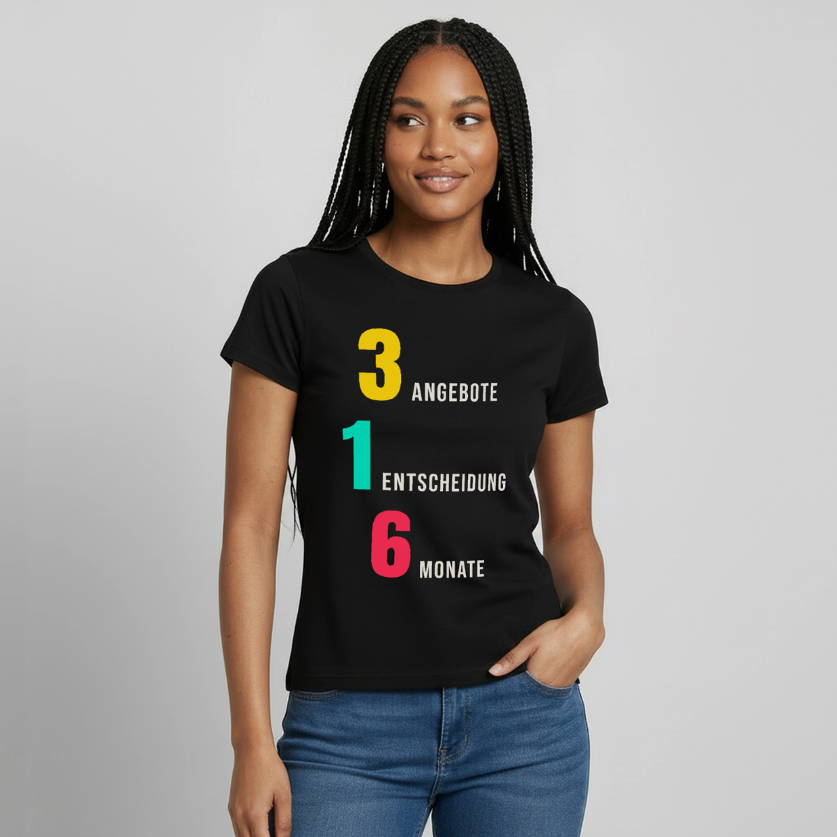 "3 Angebote. 1 Entscheidung. 6 Monate." Motiv-T-Shirt für Frauen, Farbe Schwarz, Model