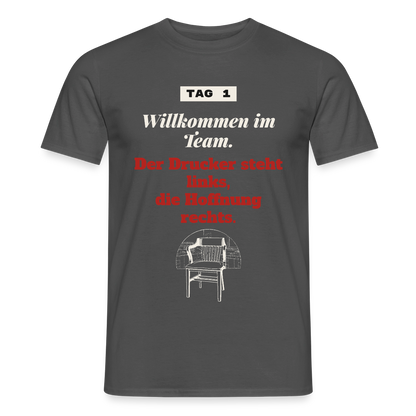 Willkommen im Team. Der Drucker steht links, die Hoffnung rechts. Motiv-T-Shirt für Männer, Farbe Anthrazit