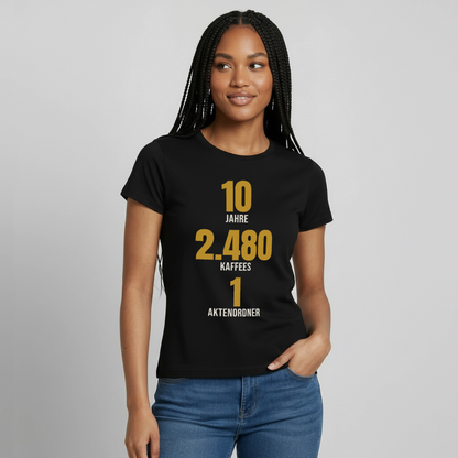 "10 Jahre, 2.480 Kaffees, 1 Aktenordner" Motiv-T-Shirt für Frauen, Farbe Schwarz