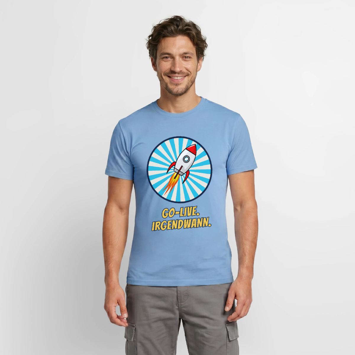 Go-Live. Irgendwann. Comic-Motiv Motiv-T-Shirt für Männer, Farbe Carolina Blue, Model