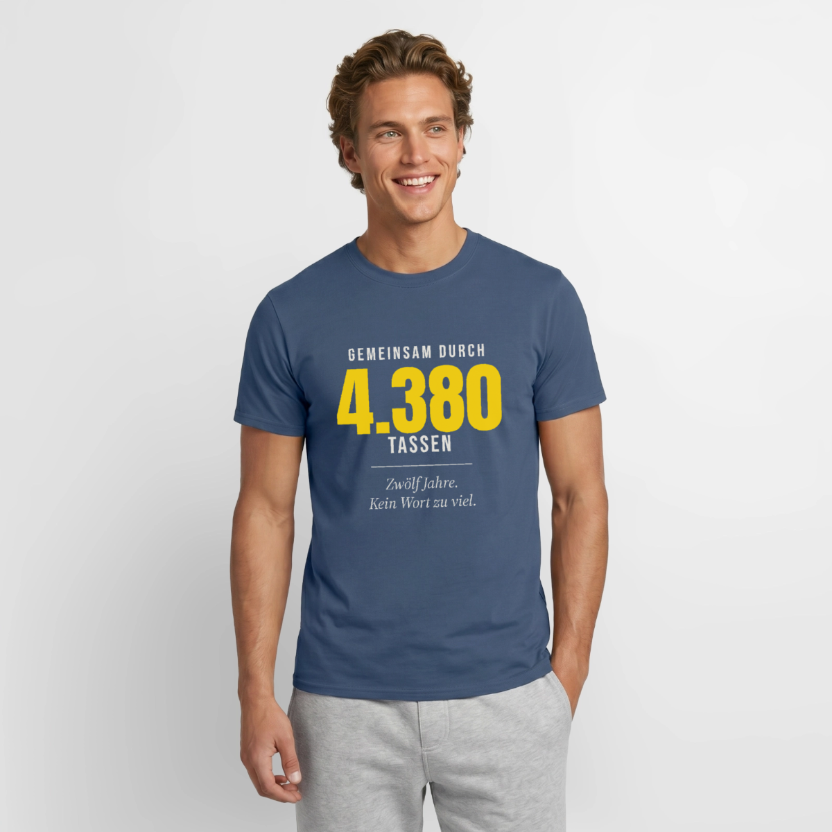"Gemeinsam durch 4.380 Tassen" Motiv-T-Shirt für Männer, Farbe Dunkles Denimblau