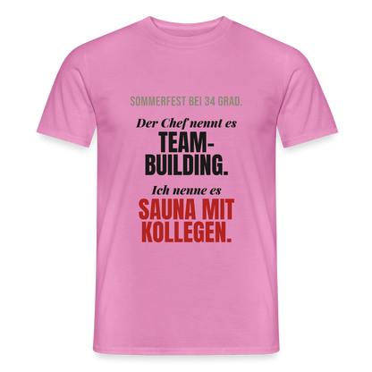 "Der Chef nennt es Teambuilding. Ich nenne es Sauna mit Kollegen." Motiv-T-Shirt für Männer, Farbe Pink