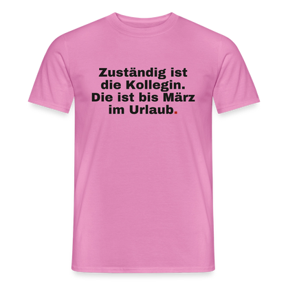 "Zuständig ist die Kollegin. Die ist bis März im Urlaub." Motiv-T-Shirt für Männer, Farbe Pink