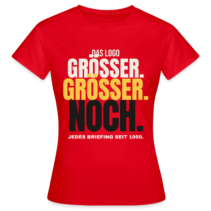 Das Logo größer. Größer. Noch. Jedes Briefing seit 1950. Motiv-T-Shirt für Frauen, Farbe Rot