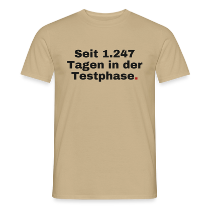 "Seit 1.247 Tagen in der Testphase." Motiv-T-Shirt für Männer, Farbe Sandbeige
