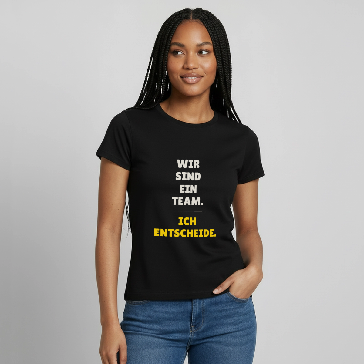 "Wir sind ein Team. Ich entscheide." Motiv-T-Shirt für Frauen, Farbe Schwarz, Model