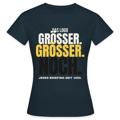 Das Logo größer. Größer. Noch. Jedes Briefing seit 1950. Motiv-T-Shirt für Frauen, Farbe Navy
