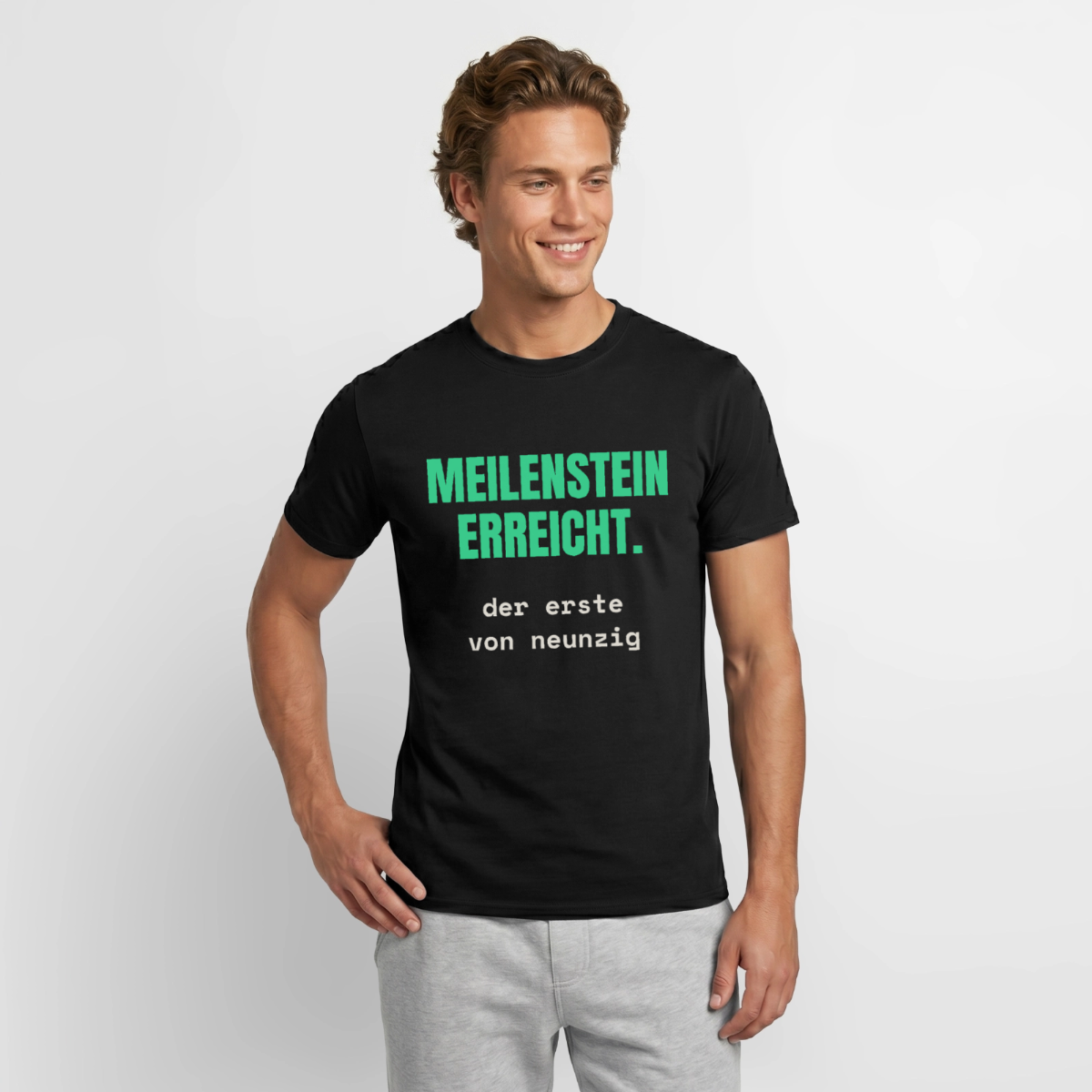 "Meilenstein erreicht. Der erste von neunzig." Motiv-T-Shirt für Männer, Farbe Schwarz, Model