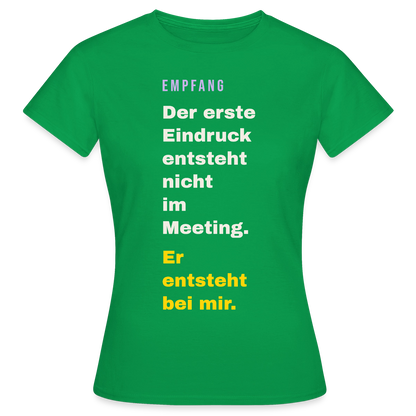 Der erste Eindruck entsteht nicht im Meeting. Er entsteht bei mir. Motiv-T-Shirt für Frauen, Farbe Kelly Green