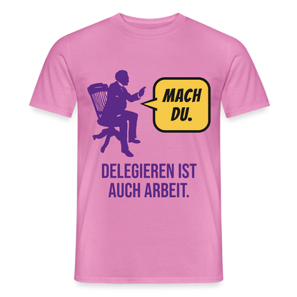 Delegieren ist auch Arbeit. Sprechblasen-Motiv Motiv-T-Shirt für Männer, Farbe Pink
