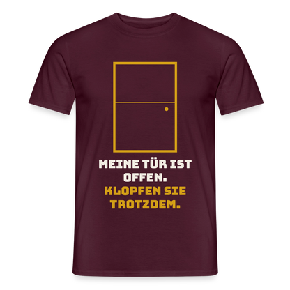 Meine Tür ist offen. Klopfen Sie trotzdem. Motiv-T-Shirt für Männer, Farbe Ziegelrot