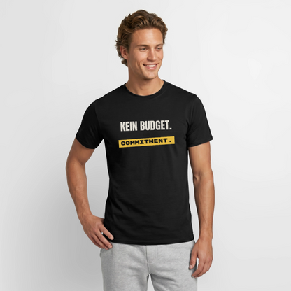 "Kein Budget. Aber Commitment." Motiv-T-Shirt für Männer, Farbe Schwarz, Model