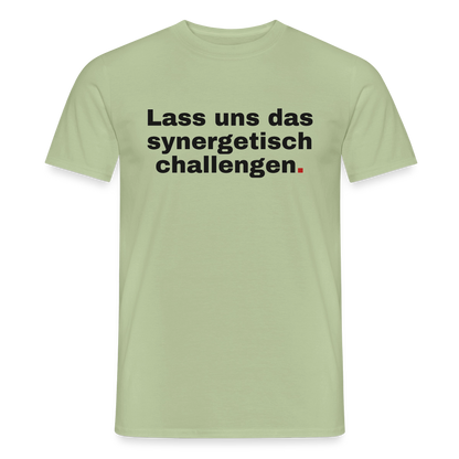 "Lass uns das synergetisch challengen." Motiv-T-Shirt für Männer, Farbe Sage