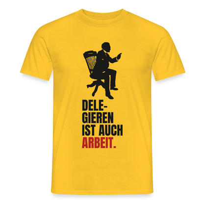 Delegieren ist auch Arbeit. Motiv-T-Shirt für Männer, Farbe Gelb