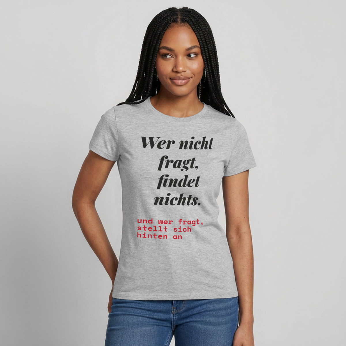 Wer nicht fragt, findet nichts. Und wer fragt, stellt sich hinten an. Motiv-T-Shirt für Frauen, Farbe Grau meliert, Model