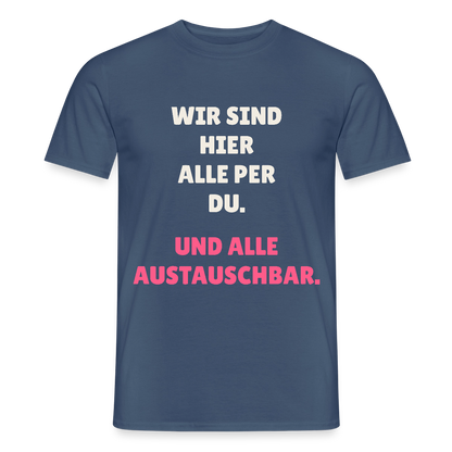 Wir sind hier alle per du. Und alle austauschbar. Motiv-T-Shirt für Männer, Farbe Dunkles Denimblau