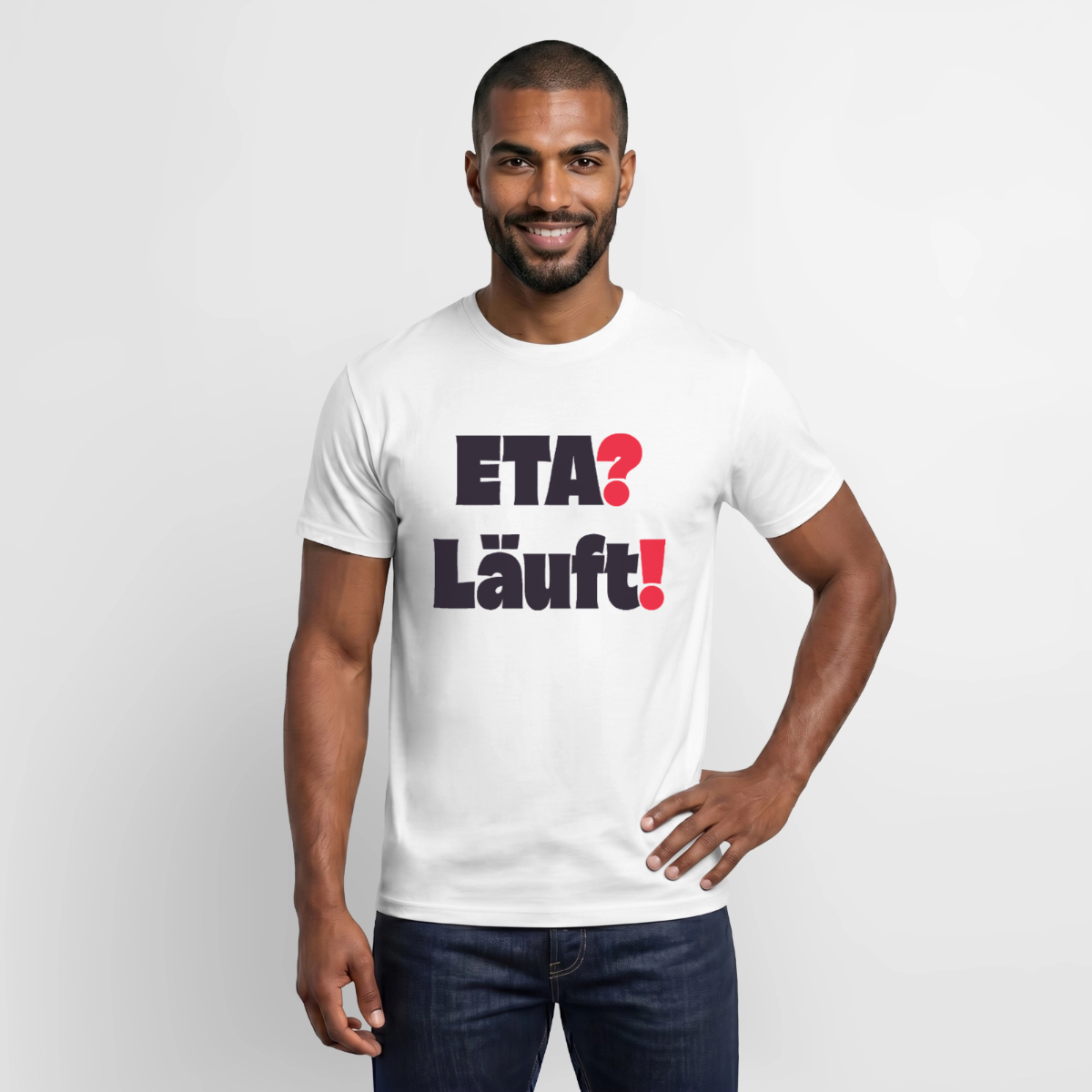 "ETA? Läuft! Typo-Motiv" Motiv-T-Shirt für Männer, Farbe Weiß
