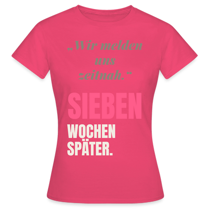 Wir melden uns zeitnah. Sieben Wochen später. Motiv-T-Shirt für Frauen, Farbe Azalea