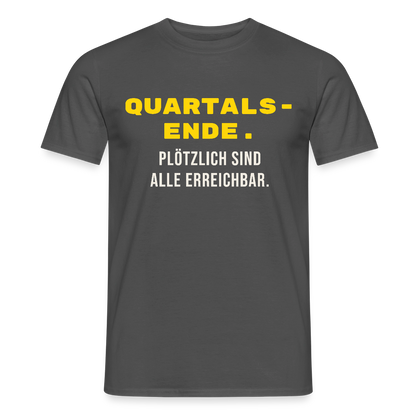Quartalsende. Plötzlich sind alle erreichbar. Motiv-T-Shirt für Männer, Farbe Anthrazit