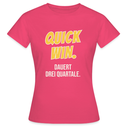 Quick Win. Dauert drei Quartale. Motiv-T-Shirt für Frauen, Farbe Azalea