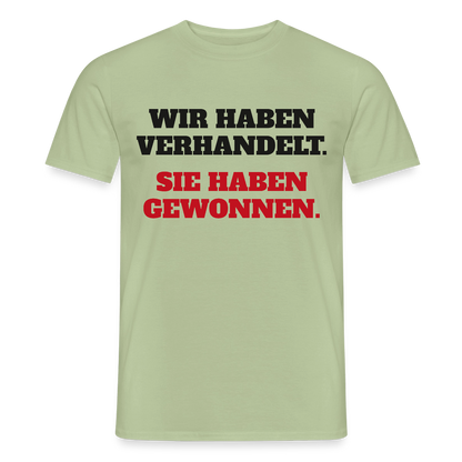 "Wir haben verhandelt. Sie haben gewonnen." Motiv-T-Shirt für Männer, Farbe Sage