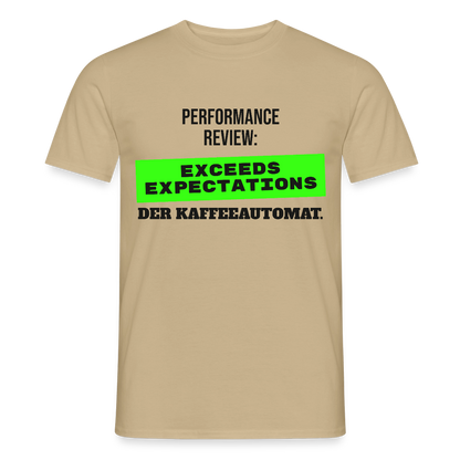 Performance Review: Exceeds Expectations. Der Kaffeeautomat. Motiv-T-Shirt für Männer, Farbe Sandbeige