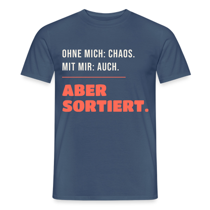Ohne mich: Chaos. Mit mir: auch. Aber sortiert. Motiv-T-Shirt für Männer, Farbe Dunkles Denimblau