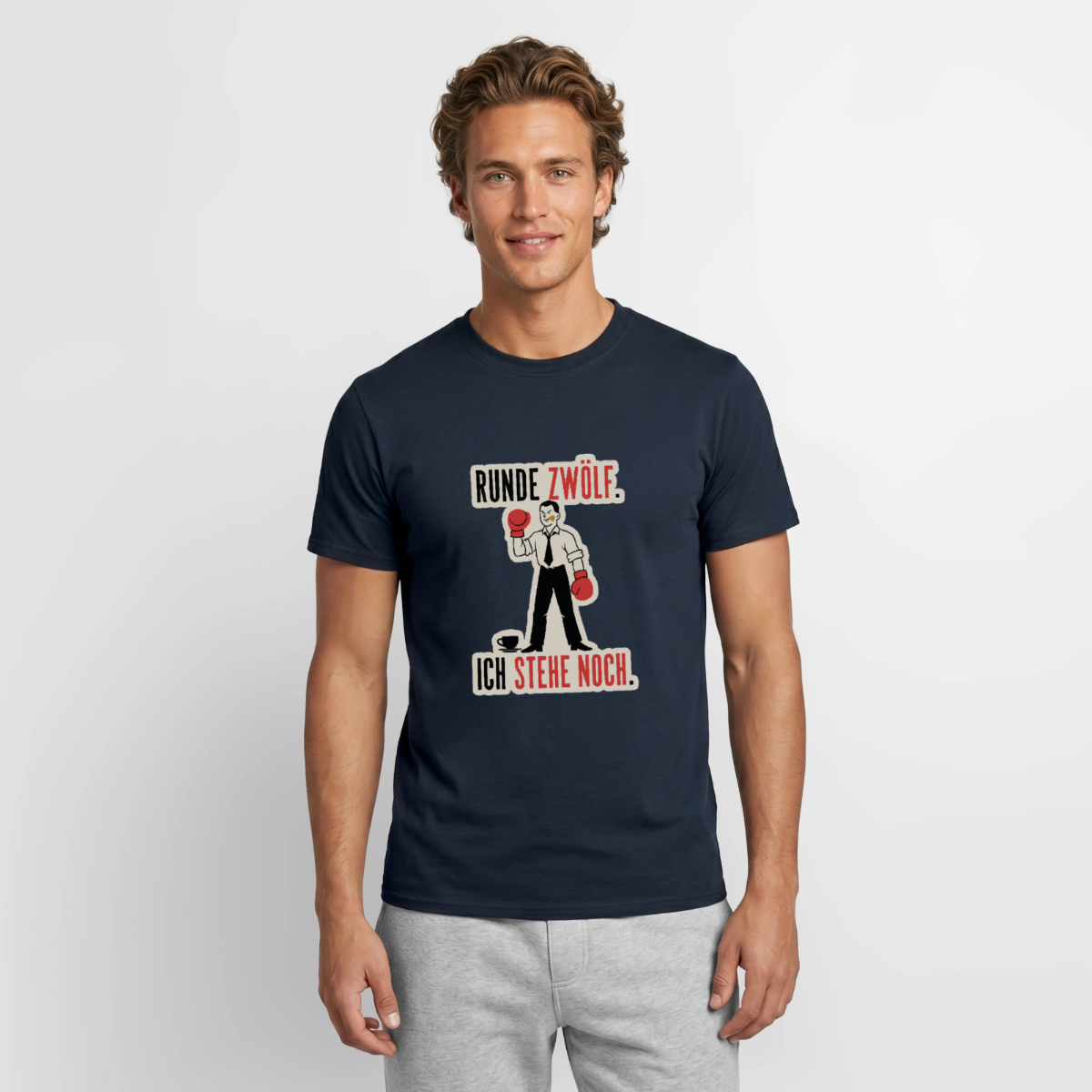 Runde zwölf. Ich stehe noch. Motiv-T-Shirt für Männer, Farbe Navy, Model