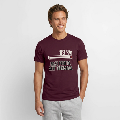 "99 % fast fertig. Seit Dienstag." Motiv-T-Shirt für Männer, Farbe Ziegelrot