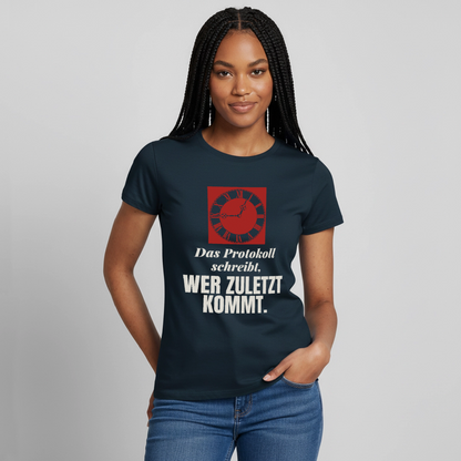 "Das Protokoll schreibt, wer zuletzt kommt." Motiv-T-Shirt für Frauen, Farbe Navy