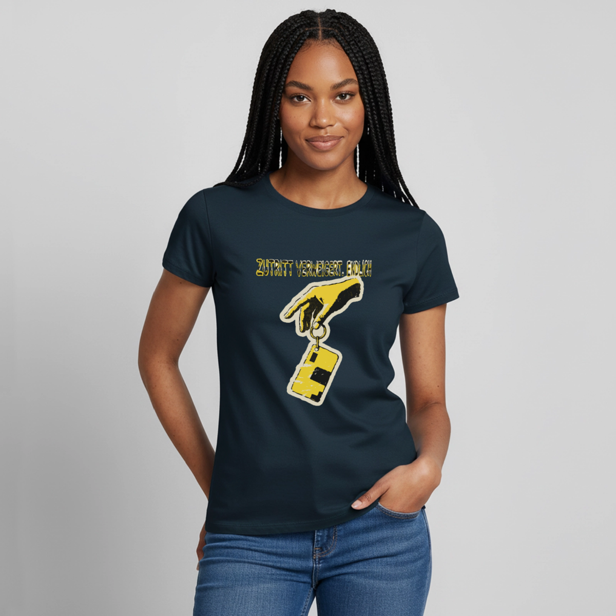 Zutritt verweigert. Endlich. Motiv-T-Shirt für Frauen, Farbe Navy, Model