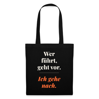 Wer führt, geht vor. Ich gehe nach. Stoffbeutel, Farbe Schwarz