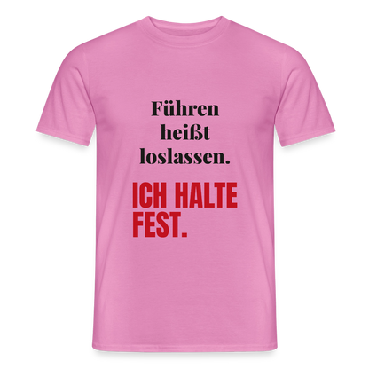 Führen heißt loslassen. Ich halte fest. Motiv-T-Shirt für Männer, Farbe Pink