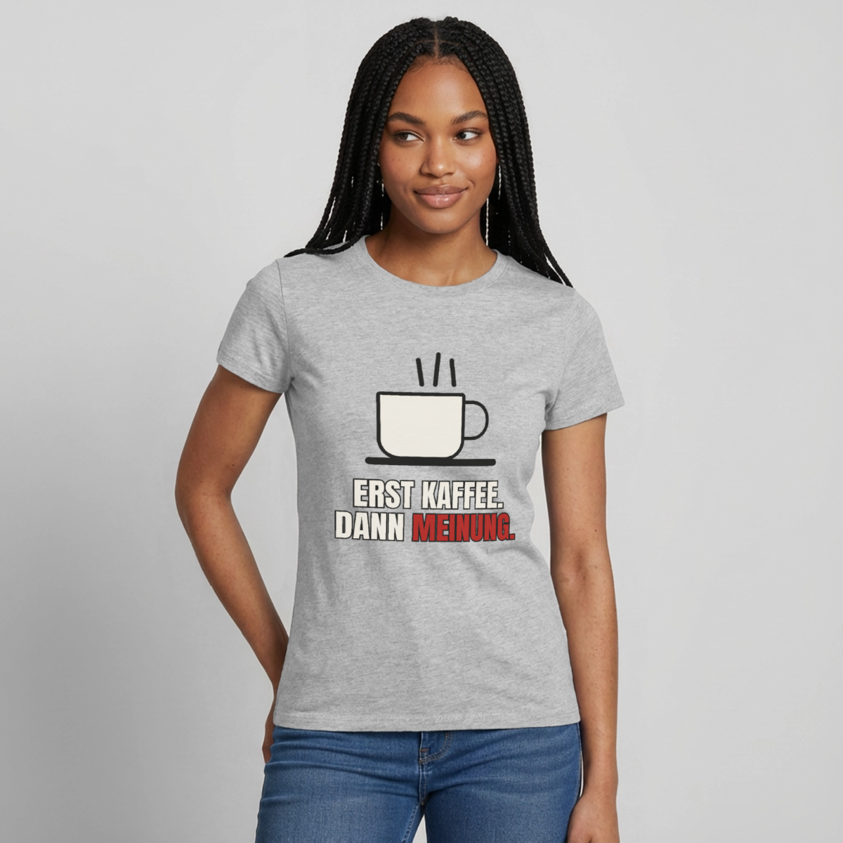 Erst Kaffee. Dann Meinung. Motiv-T-Shirt für Frauen, Farbe Grau meliert, Model