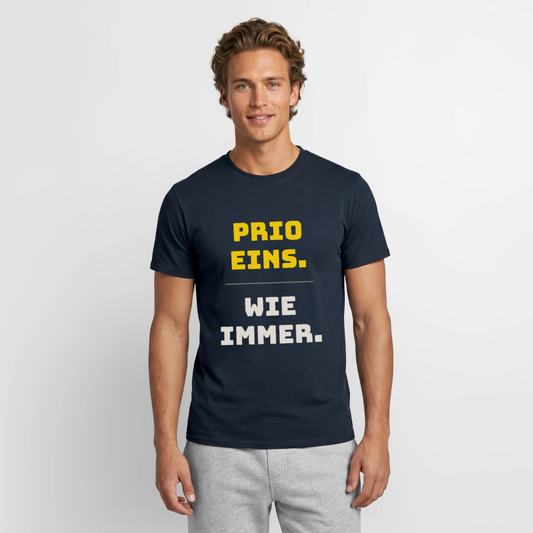Prio eins. Wie immer. Motiv-T-Shirt für Männer, Farbe Navy, Model