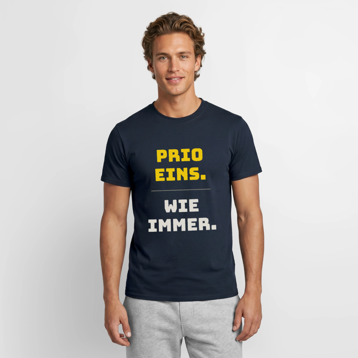 Prio eins. Wie immer. Motiv-T-Shirt für Männer, Farbe Navy, Model