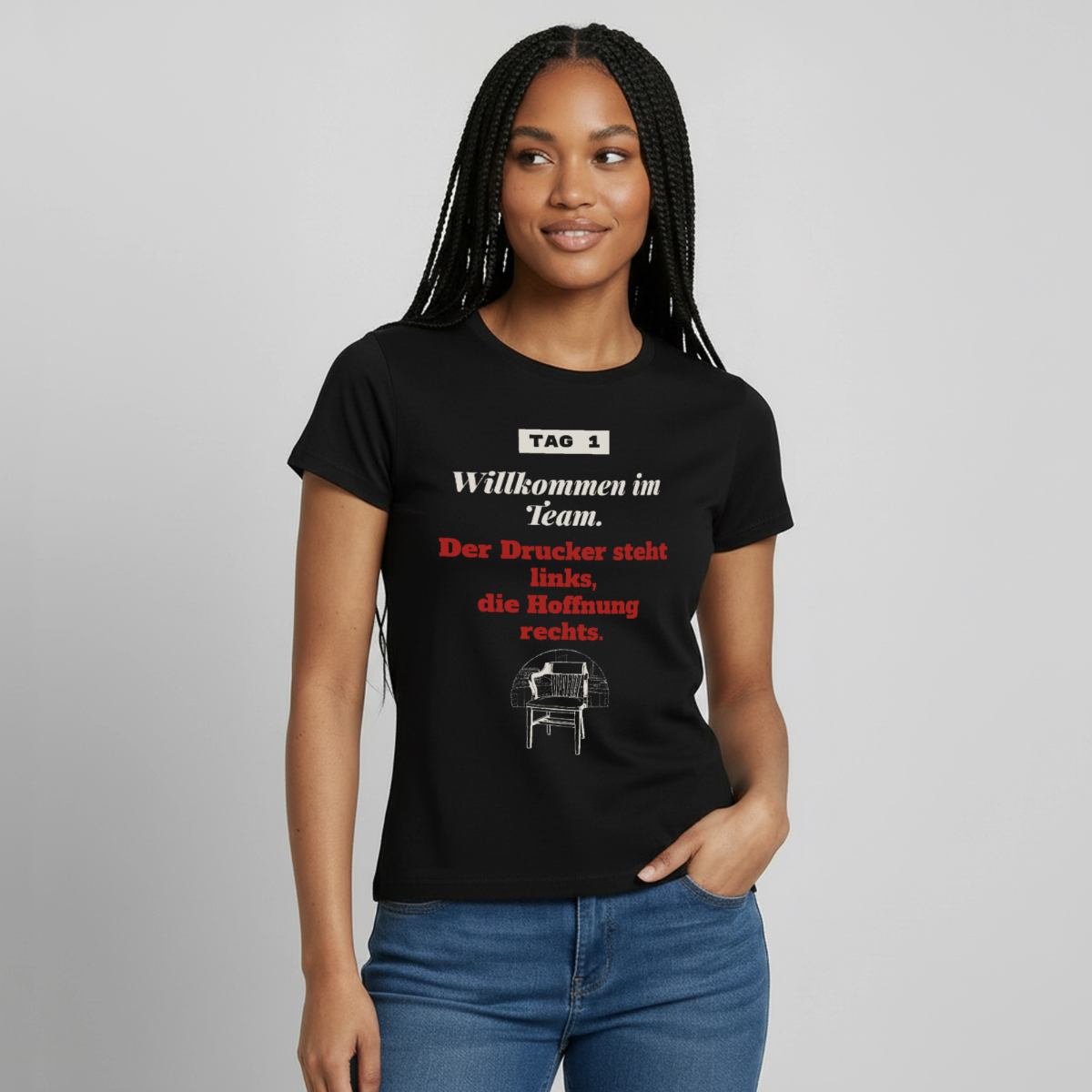 "Willkommen im Team. Der Drucker steht links, die Hoffnung rechts." Motiv-T-Shirt für Frauen, Farbe Schwarz, Model