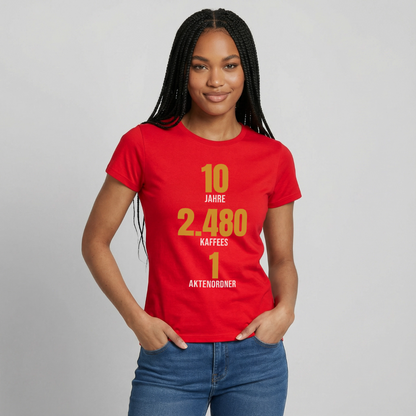 "10 Jahre, 2.480 Kaffees, 1 Aktenordner" Motiv-T-Shirt für Frauen, Farbe Rot