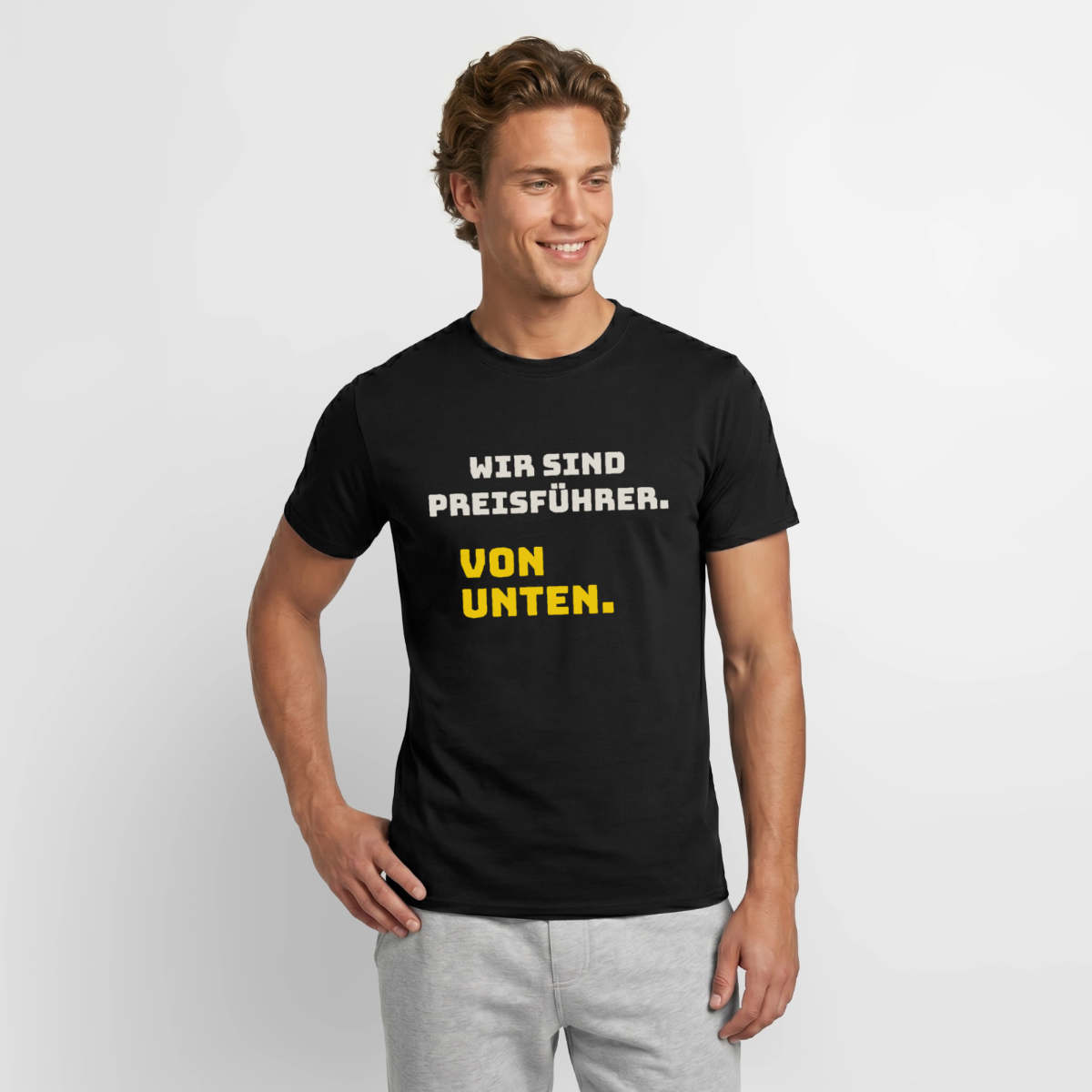"Wir sind Preisführer. Von unten." Motiv-T-Shirt für Männer, Farbe Schwarz, Model