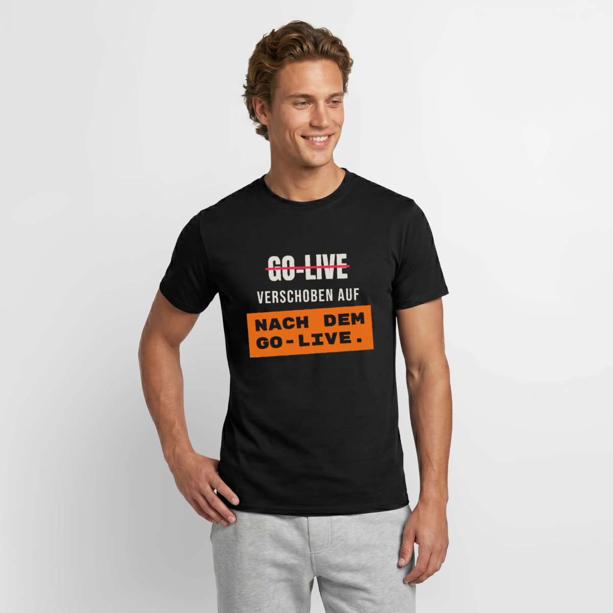 "Go-Live verschoben auf nach dem Go-Live." Motiv-T-Shirt für Männer, Farbe Schwarz, Model