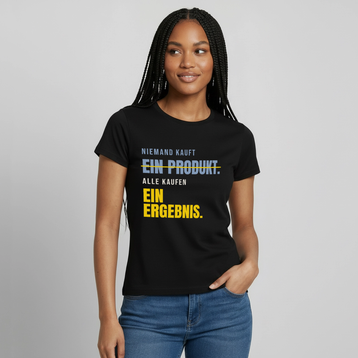 "Niemand kauft ein Produkt. Alle kaufen ein Ergebnis." Motiv-T-Shirt für Frauen, Farbe Schwarz, Model
