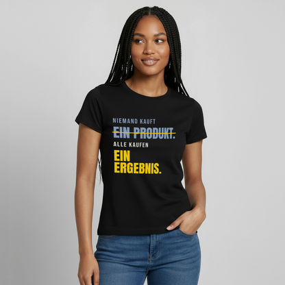 "Niemand kauft ein Produkt. Alle kaufen ein Ergebnis." Motiv-T-Shirt für Frauen, Farbe Schwarz, Model