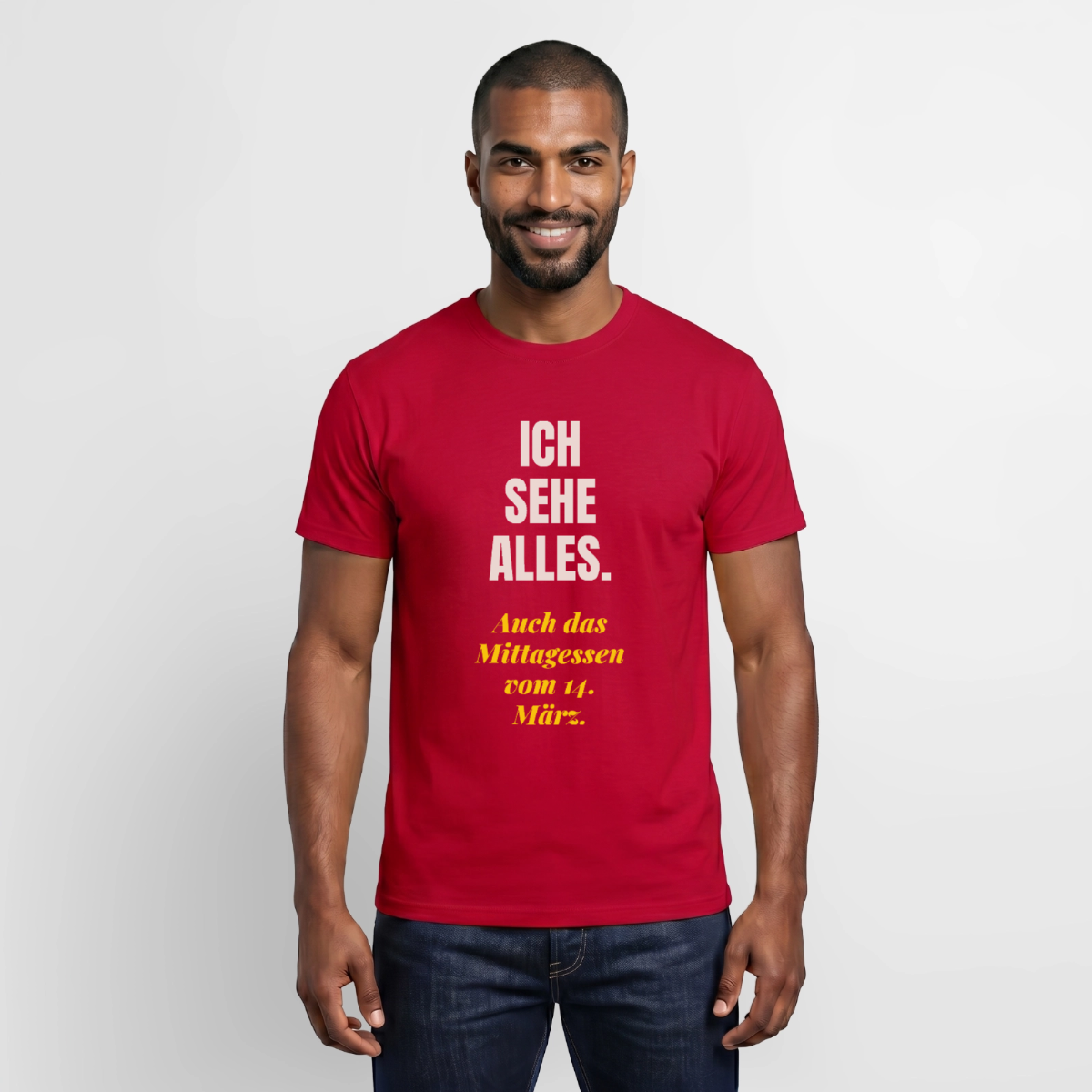 "Ich sehe alles. Auch das Mittagessen vom 14. März." Motiv-T-Shirt für Männer, Farbe Rot