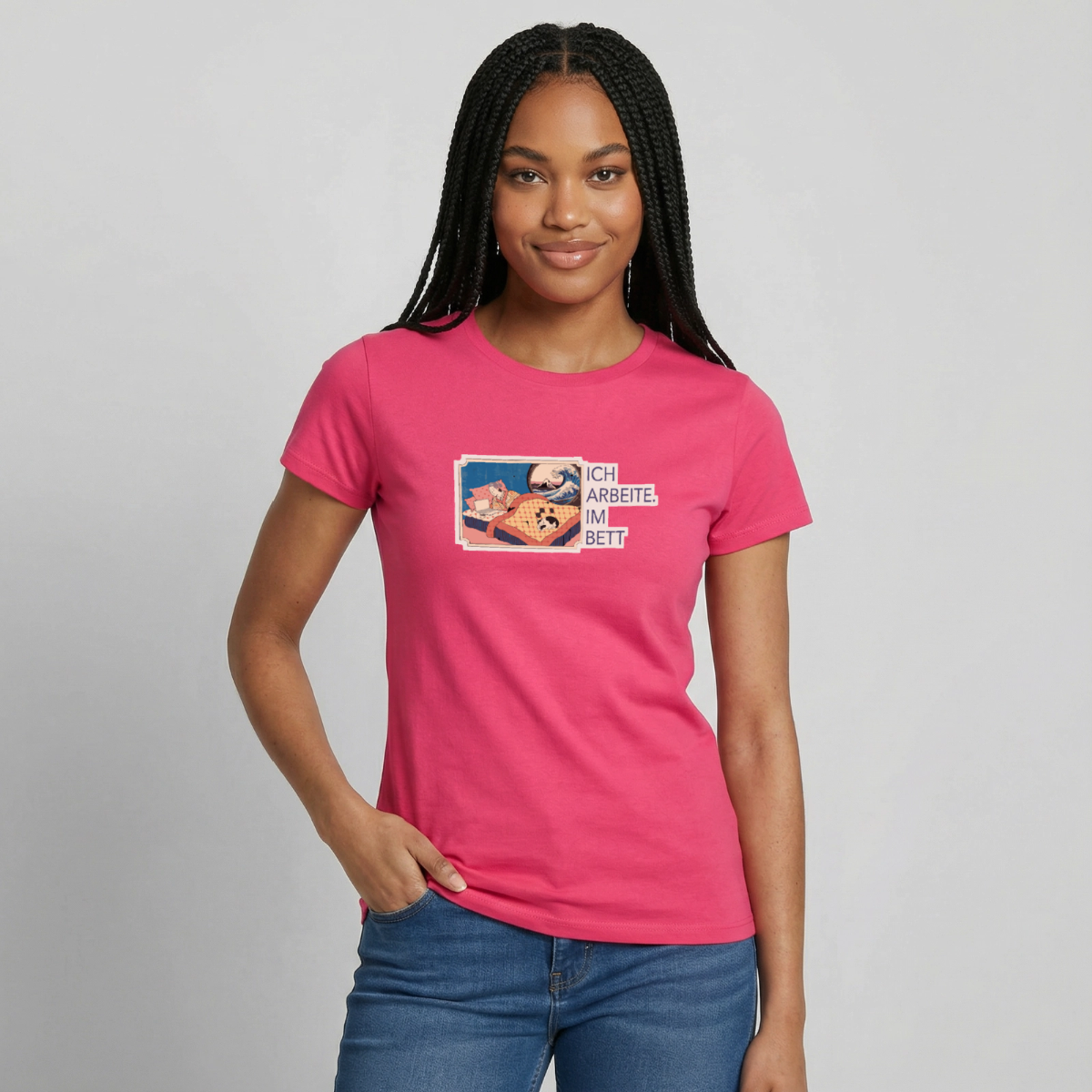 Ich arbeite. Im Bett. Motiv-T-Shirt für Frauen, Farbe Azalea, Model