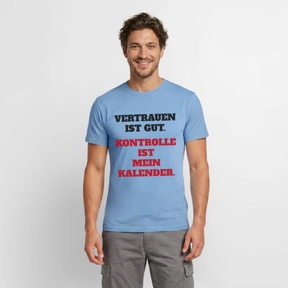 Vertrauen ist gut. Kontrolle ist mein Kalender. Motiv-T-Shirt für Männer, Farbe Carolina Blue, Model