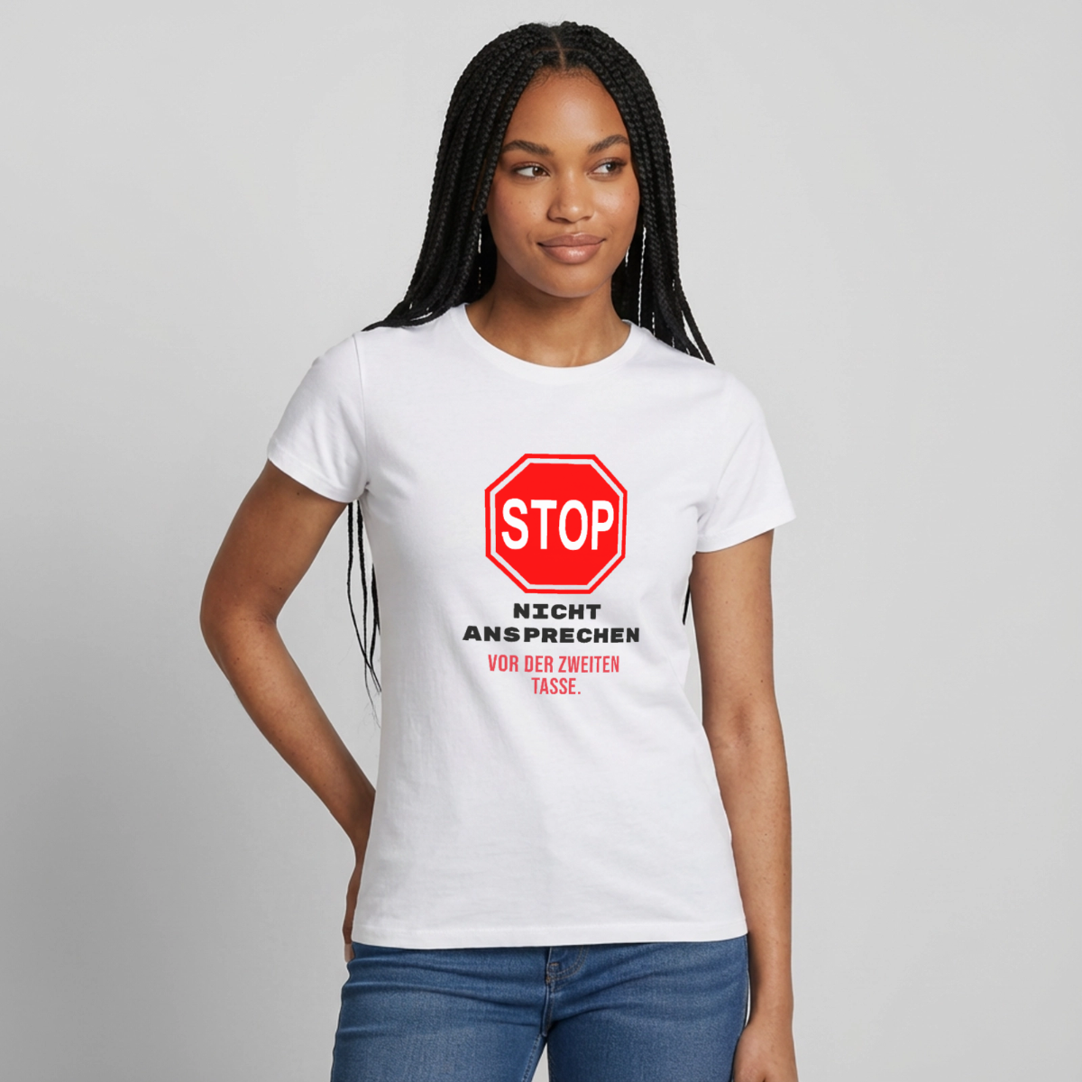 "Nicht ansprechen vor der zweiten Tasse." Motiv-T-Shirt für Frauen, Farbe Weiß