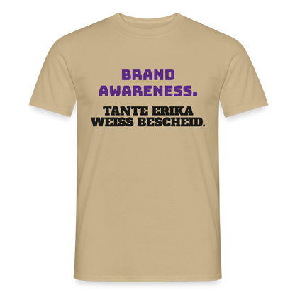 Brand Awareness. Tante Erika weiß Bescheid. Motiv-T-Shirt für Männer, Farbe Sandbeige