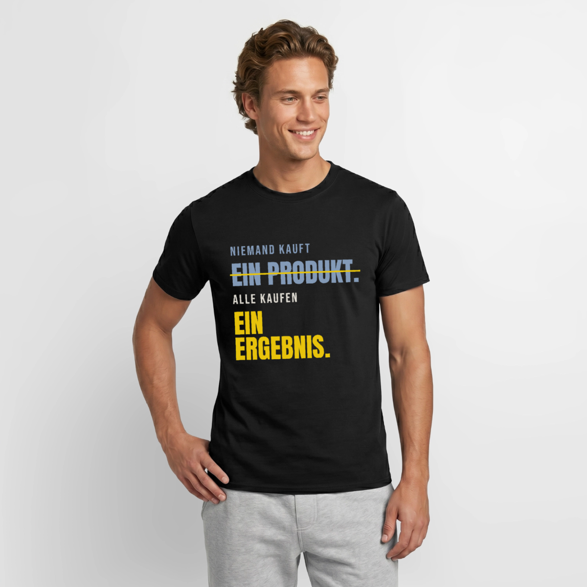 "Niemand kauft ein Produkt. Alle kaufen ein Ergebnis." Motiv-T-Shirt für Männer, Farbe Schwarz, Model